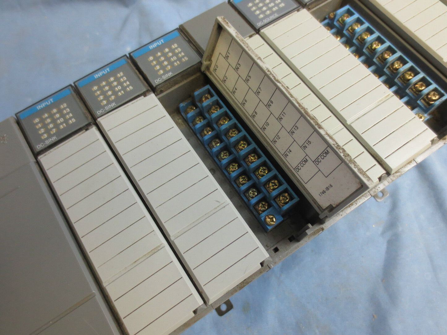 ALLEN-BRADLEY 1746-P2 Ser. C + 1746-IB16 & (3) 1746-OB16 MODULES + 1746-A7 RACK
