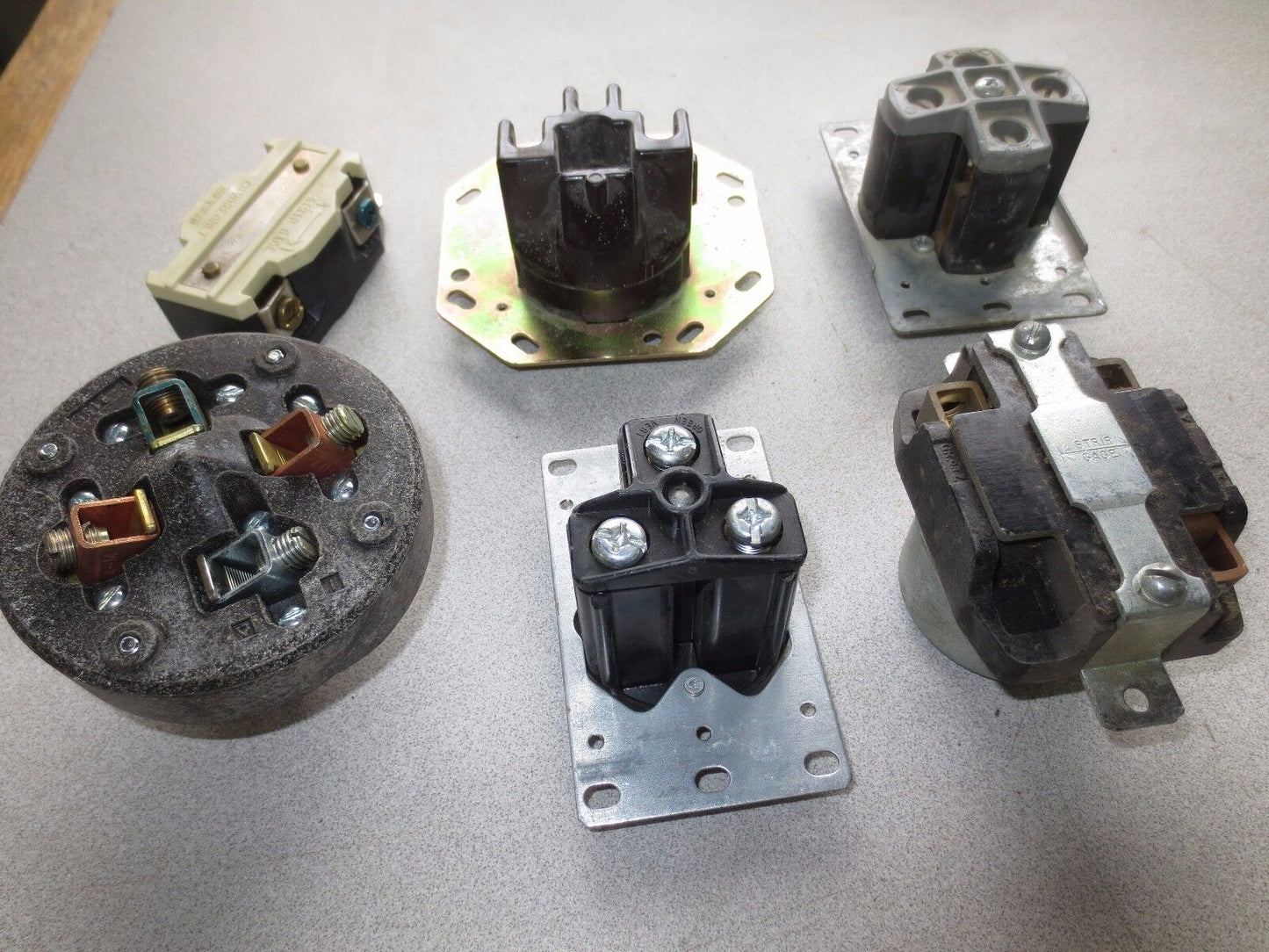 MIXED LOT - PLUG & RECEPTACLES - HUBBELL, LEVITON, PASS & SEYMOUR, GE - LOT of 6