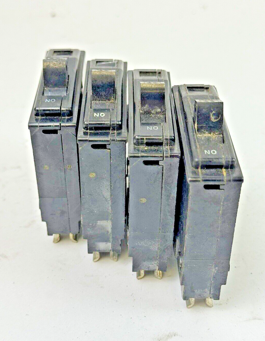 SQUARE D *LOT OF 4* - QO120 - CIRCUIT BREAKERS - 1 POLE/240VAC/20A