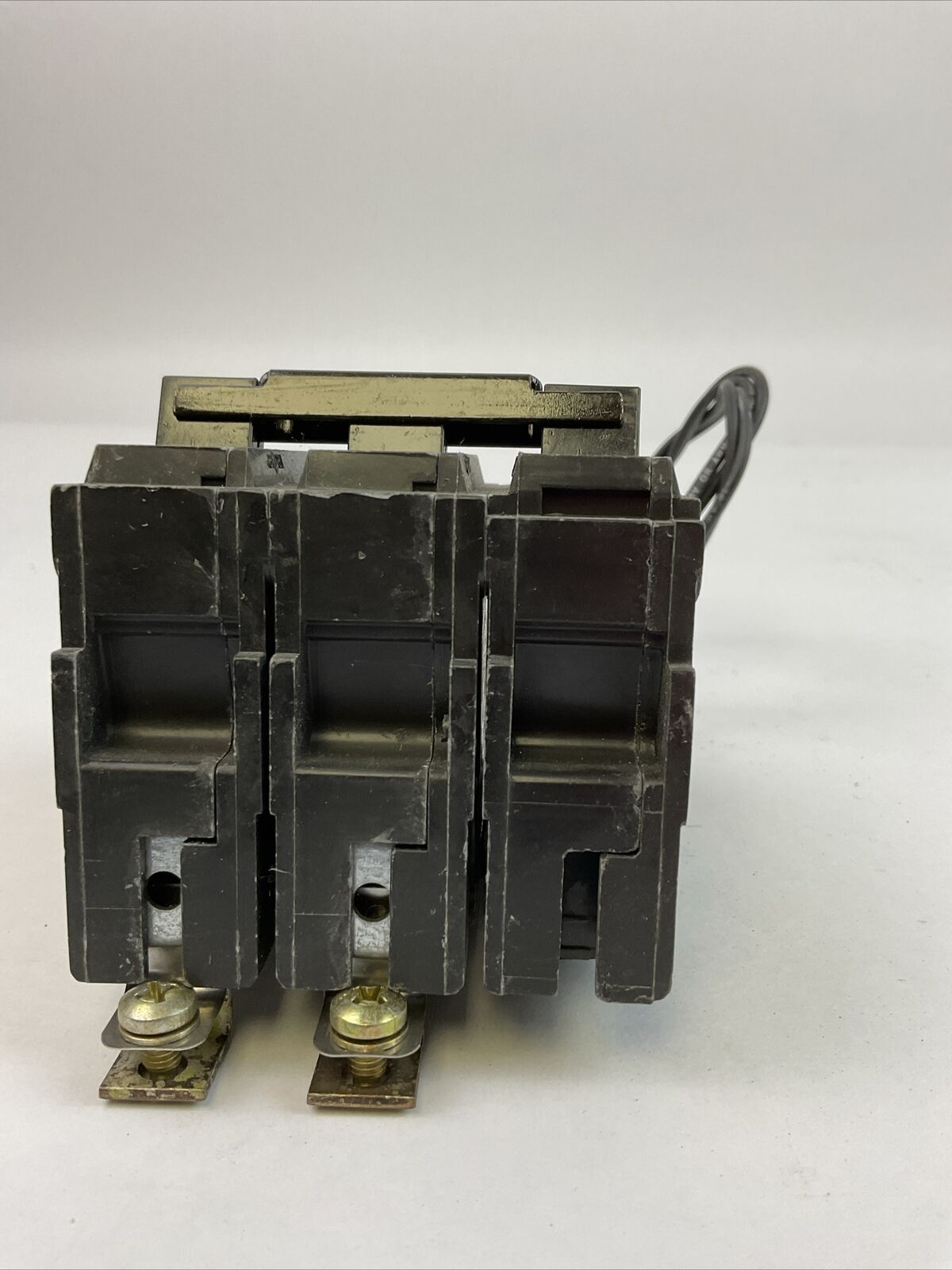GE THQB220 CIRCUIT BREAKER 2POLE 20AMP 120/240VAC TQSTA1 SHUNT TRIP DEVICE