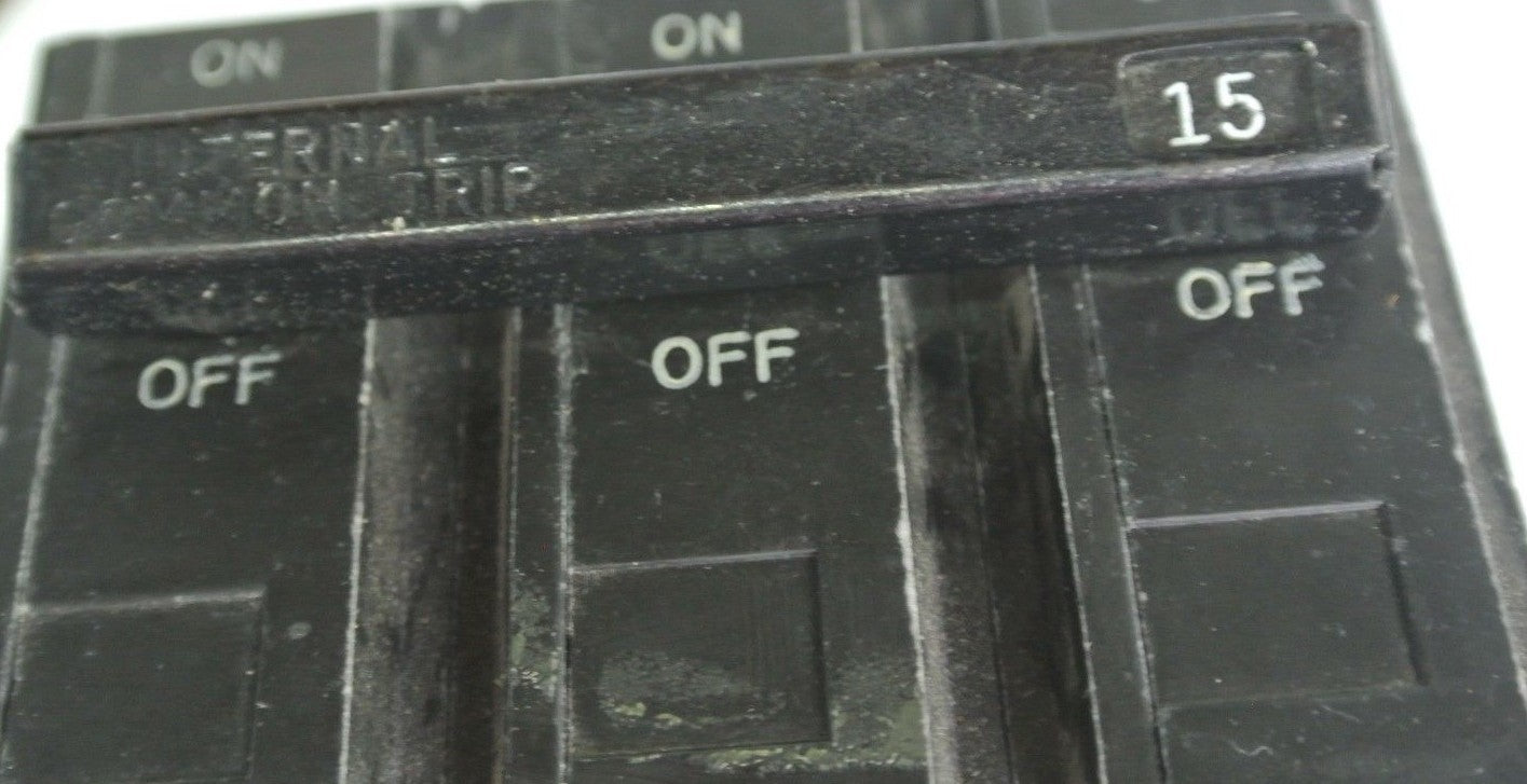 GENERAL ELECTRIC 3-POLE CIRCUIT BREAKER 15A - COMMON-TRIP