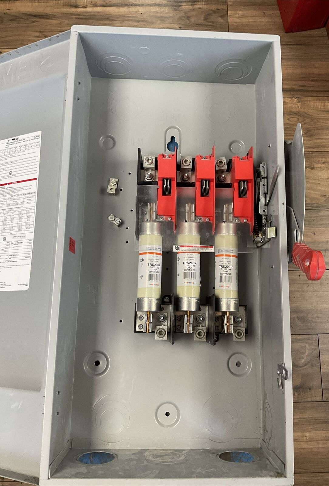 SIEMENS HF364 HEAVY DUTY FUSIBLE SAFETY SWITCH 200A 600VAC 150HP 600VDC 50HP