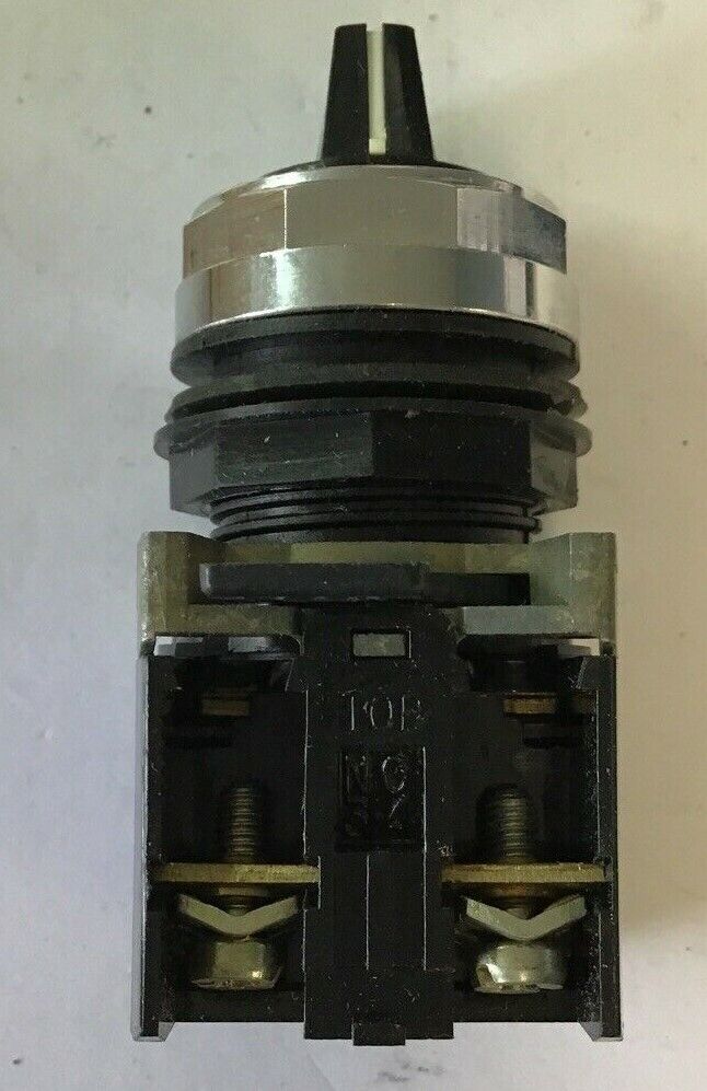 CUTLER HAMMER E22VBM3H SELECTOR SWITCH 3POS 6A 110V