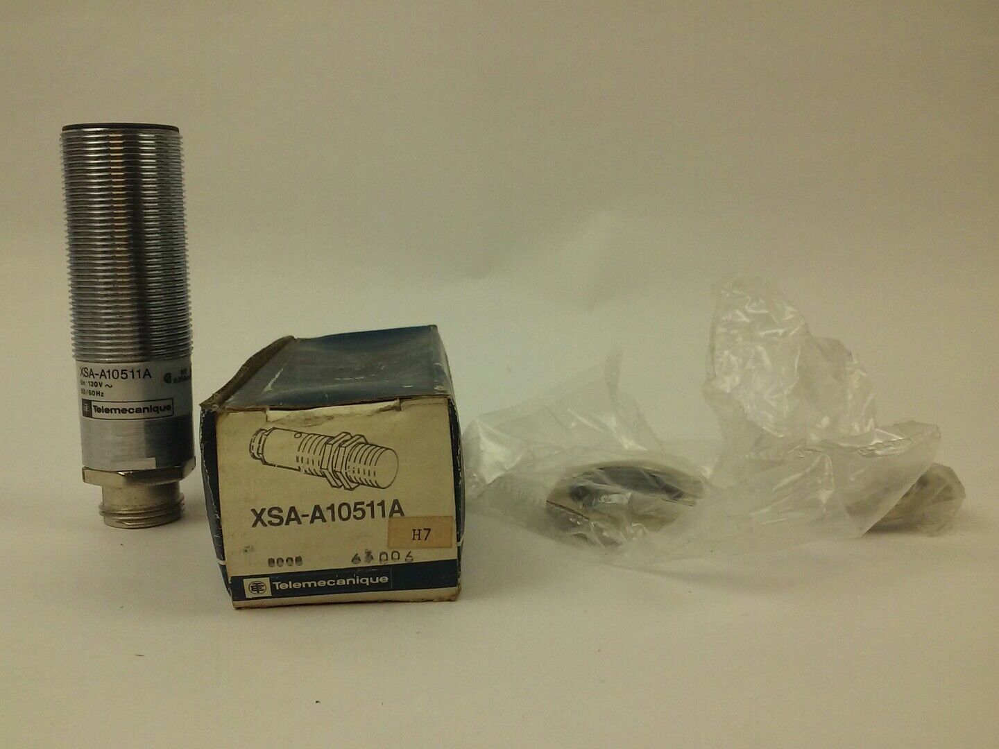 TELEMECANIQUE XSA-A10511A, H7 0.35Amax, 120V, 50/60HZ, NS IN BOX, XSAA10511A,NEW