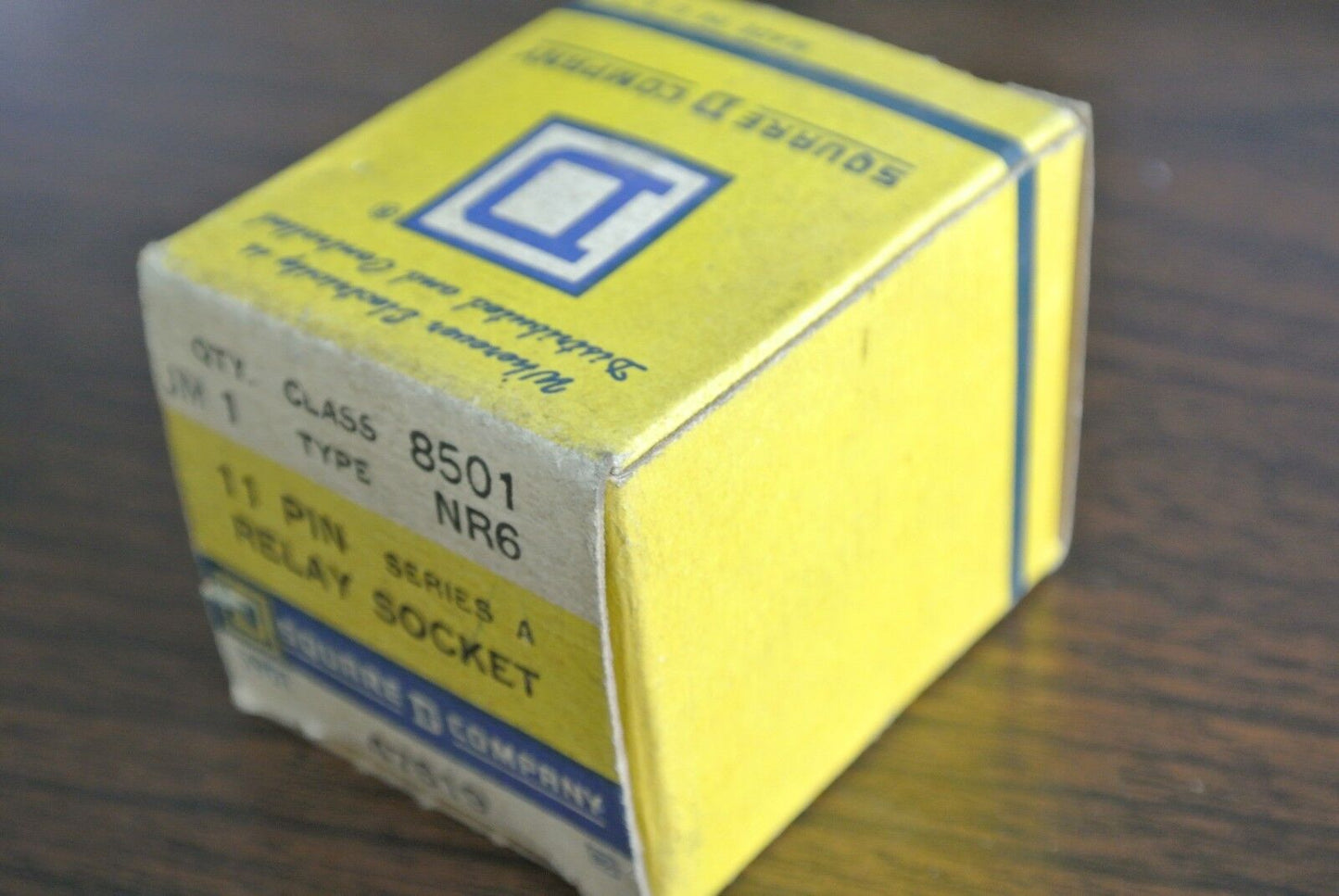 SQUARE D - 8501 NR6 - 11-PIN RELAY SOCKET / BASE - 10A, 300V - NEW SURPLUS