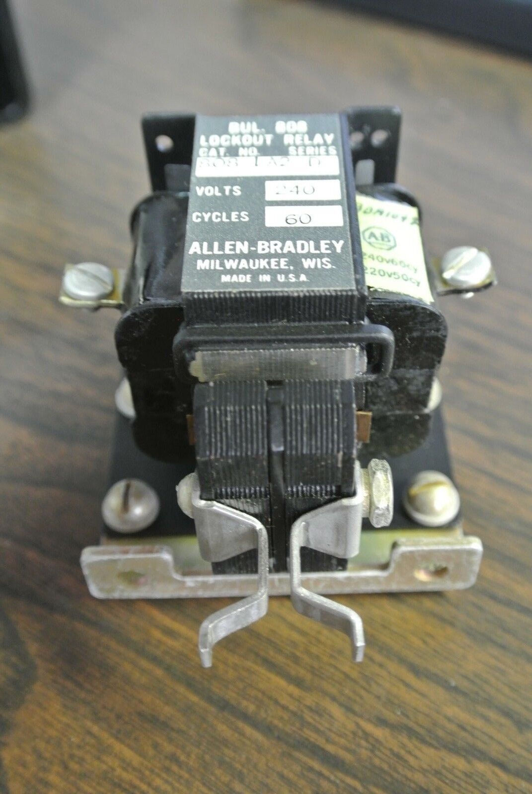 ALLEN-BRADLEY 808-LA2, Ser. D - LOCKOUT RELAY - 240V, 60Hz - NEW SURPLUS
