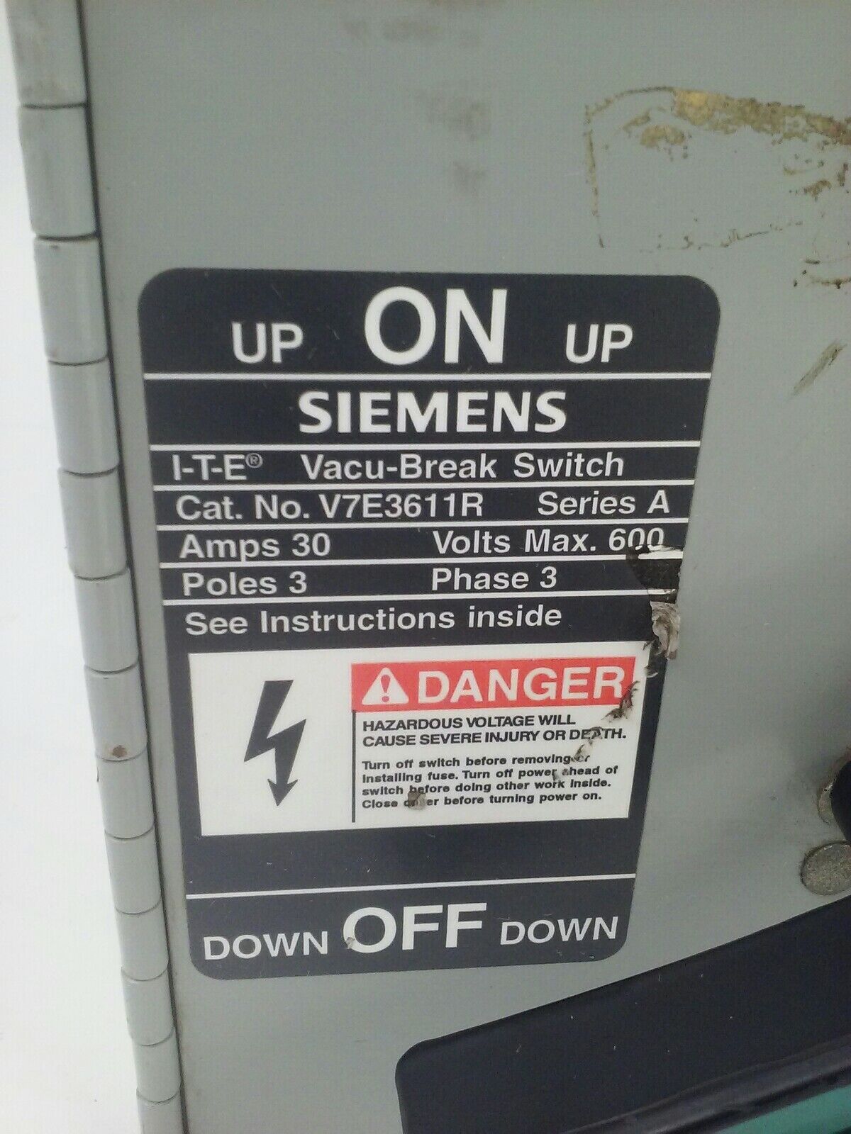 SIEMENS V7E3611R SER.A TWIN FUSIBLE VACU BREAK PANELBOARD SWITCH 600V 30A 20HP