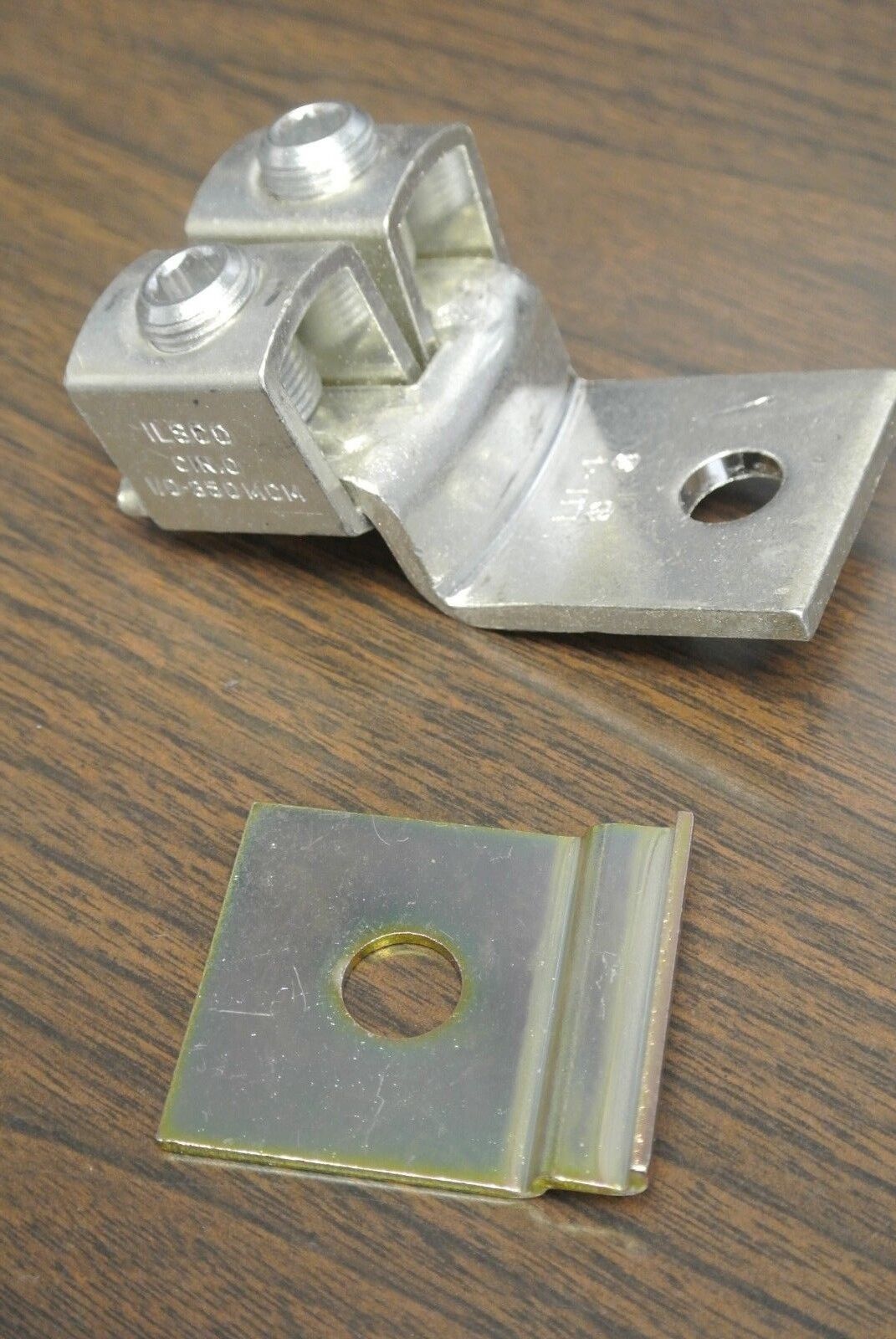 ILSCO LU-4 / I/O 350MCM TWIN COPPER LUG / PLATED / w/ STEEL PLATE / NEW SURPLUS