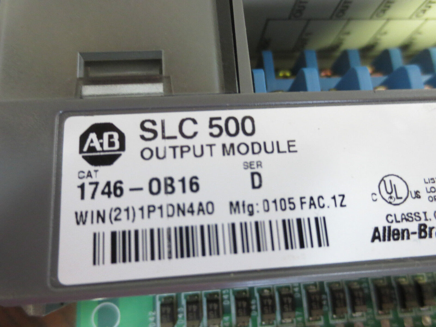 ALLEN-BRADLEY 1746-OB16 SLC500 OUTPUT MODULE - Ser. D - OUTPUT 10-60VDC