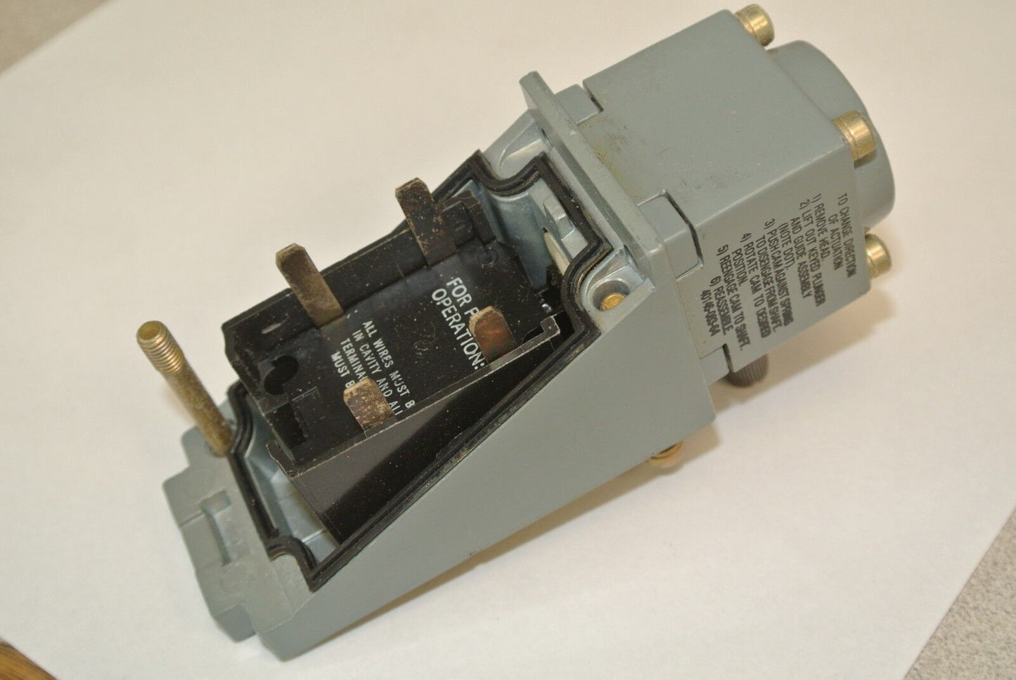 ALLEN-BRADLEY 802T-H1P1 PLUG-IN OILTIGHT LIMIT SWITCH / LEVER TYPE / NEW SURPLUS