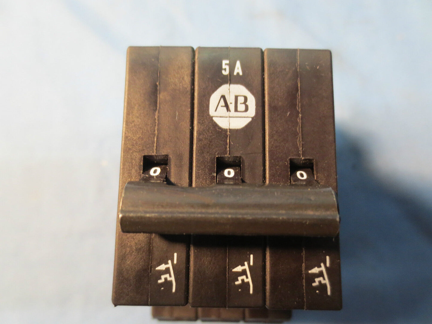ALLEN-BRADLEY 1492-GS3G050 Ser. A CIRCUIT BREAKER 5AMP 277/480VAC 65VDC 3-POLE