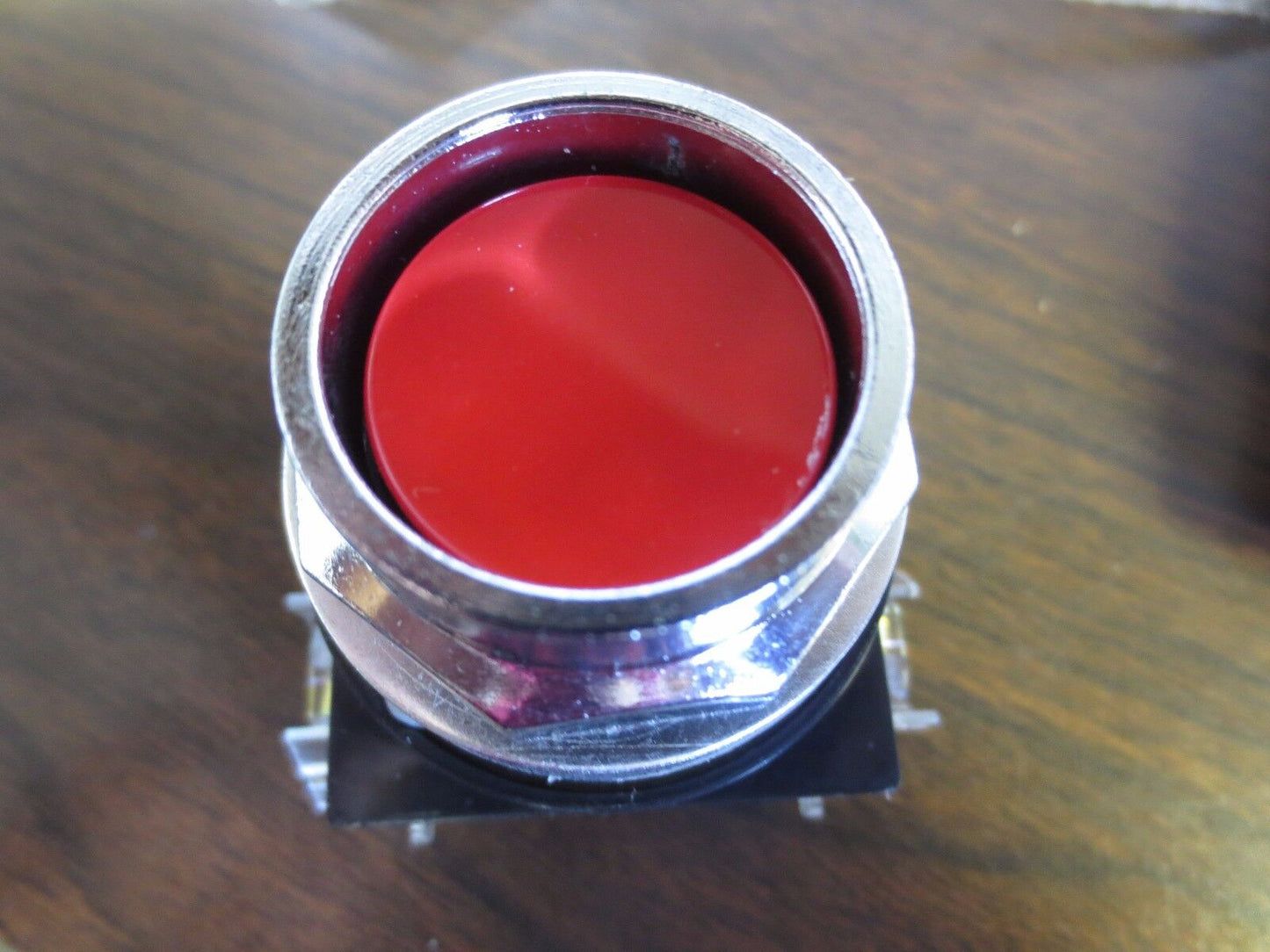 GE CR104PBG02R3 HD OILTIGHT PUSHBUTTON, RECESSED, RED, 2 N.C. - NEW SURPLUS