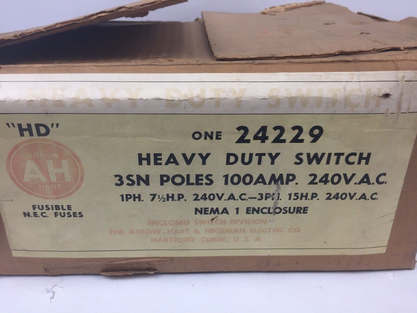 ARROW HART 24229 FUSIBLE HD SWITCH 3SN POLES 100AMP 240VAC 15HP NEMA 1 ENCLOSURE