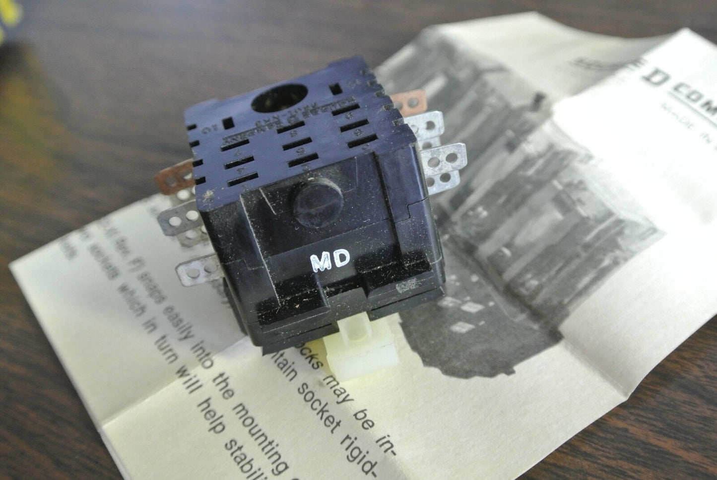 SQUARE D NK-3T - Series C - TRACK-MOUNTED SOCKET - NEW SURPLUS