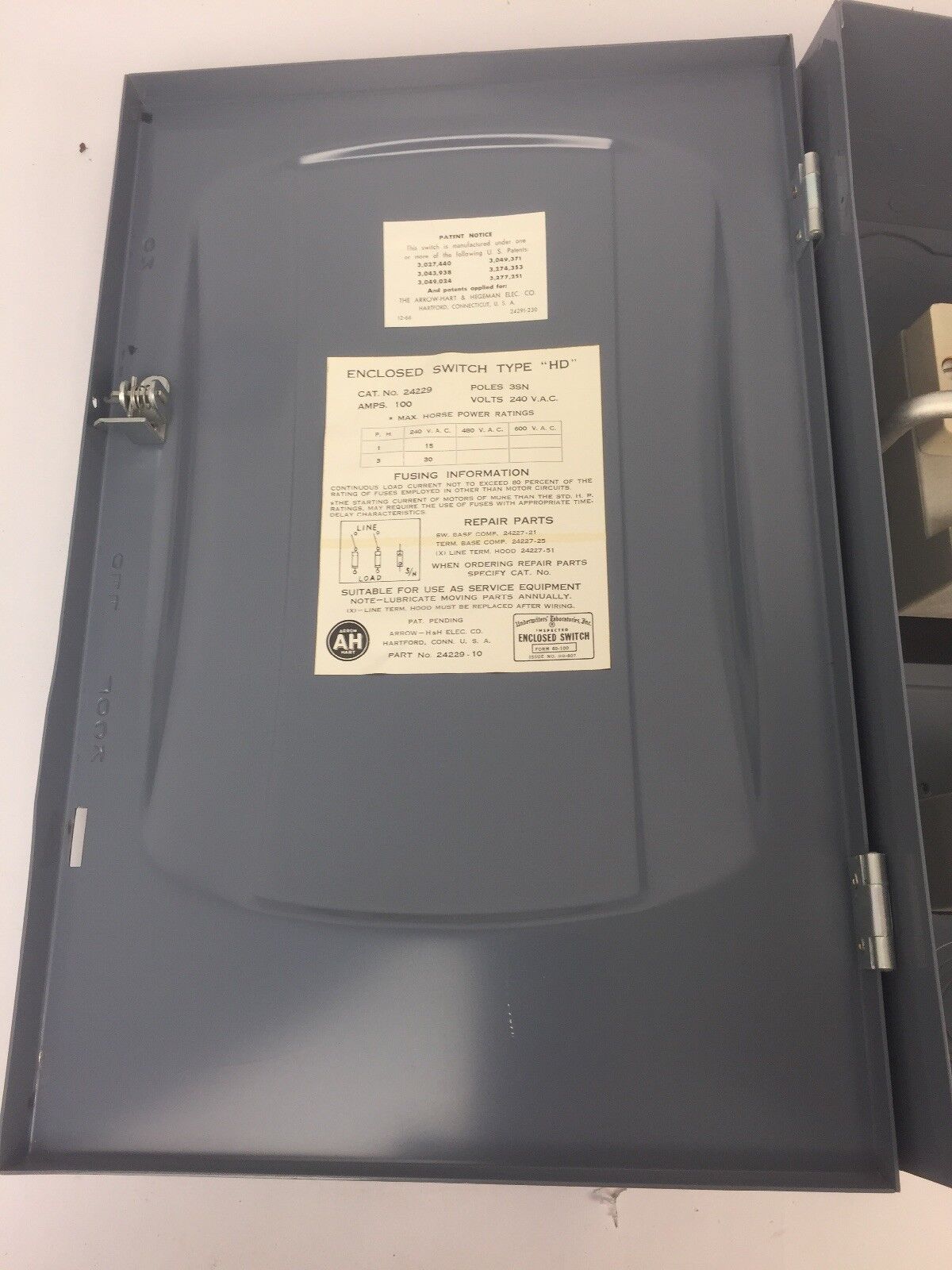 ARROW HART 24229 FUSIBLE HD SWITCH 3SN POLES 100AMP 240VAC 15HP NEMA 1 ENCLOSURE