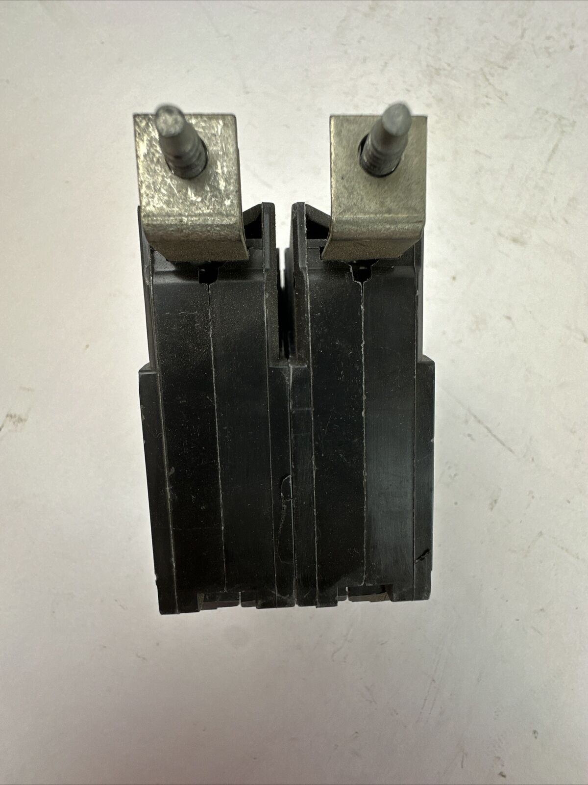 GE THQB2130 CIRCUIT BREAKER 30AMP 2POLE 120/240VAC HAS CRACKED/CHIPPED PLASTIC