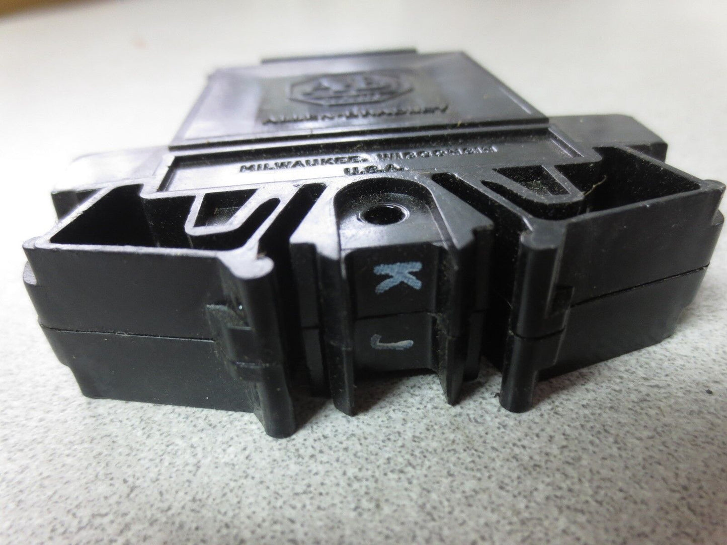 ALLEN-BRADLEY 1492-G100 Ser. B CIRCUIT BREAKER 10A, 250VAC MAX