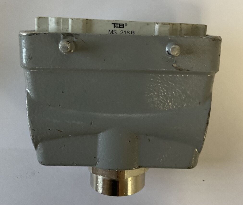 THOMAS&BETTS FS 116B AND MS 216B 16A 600V FEMALE AND MALE PLUG RECEPTACLE