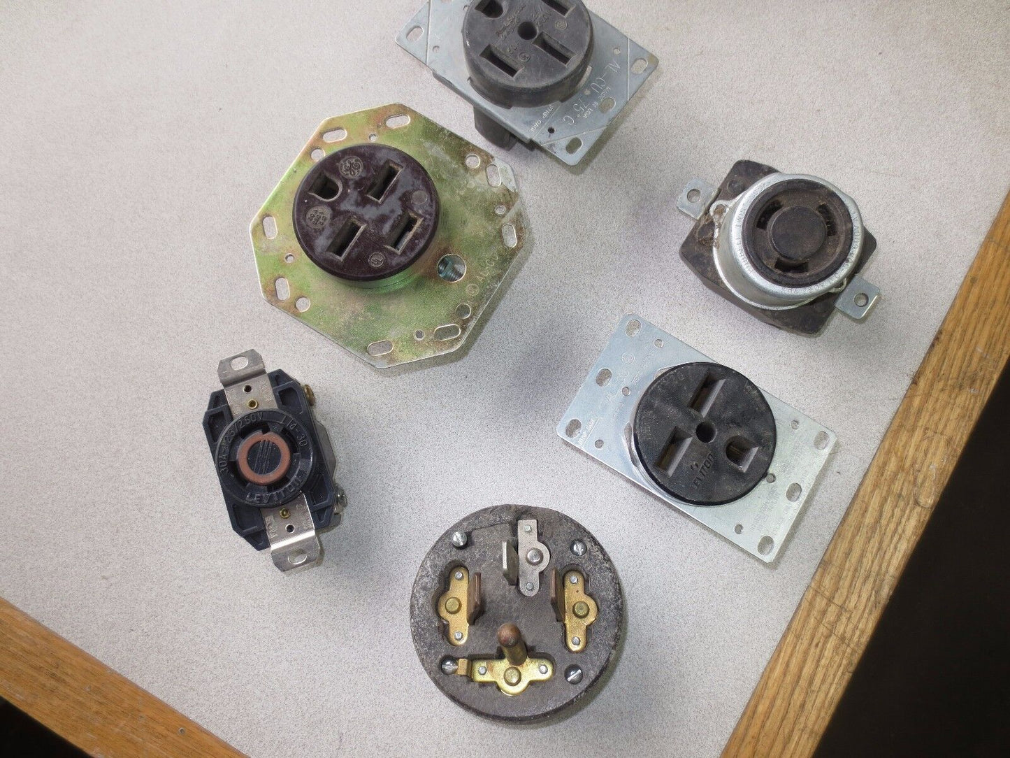 MIXED LOT - PLUG & RECEPTACLES - HUBBELL, LEVITON, PASS & SEYMOUR, GE - LOT of 6
