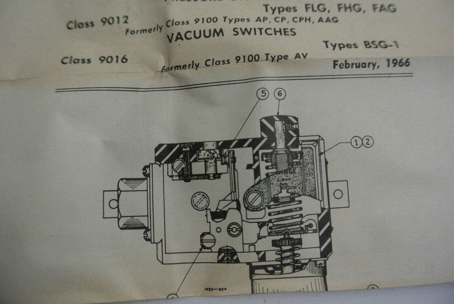 SQUARE D 9016 BSG-1 VACUUM SWITCH - OPEN - 3", CLOSE 7" - NEW SURPLUS