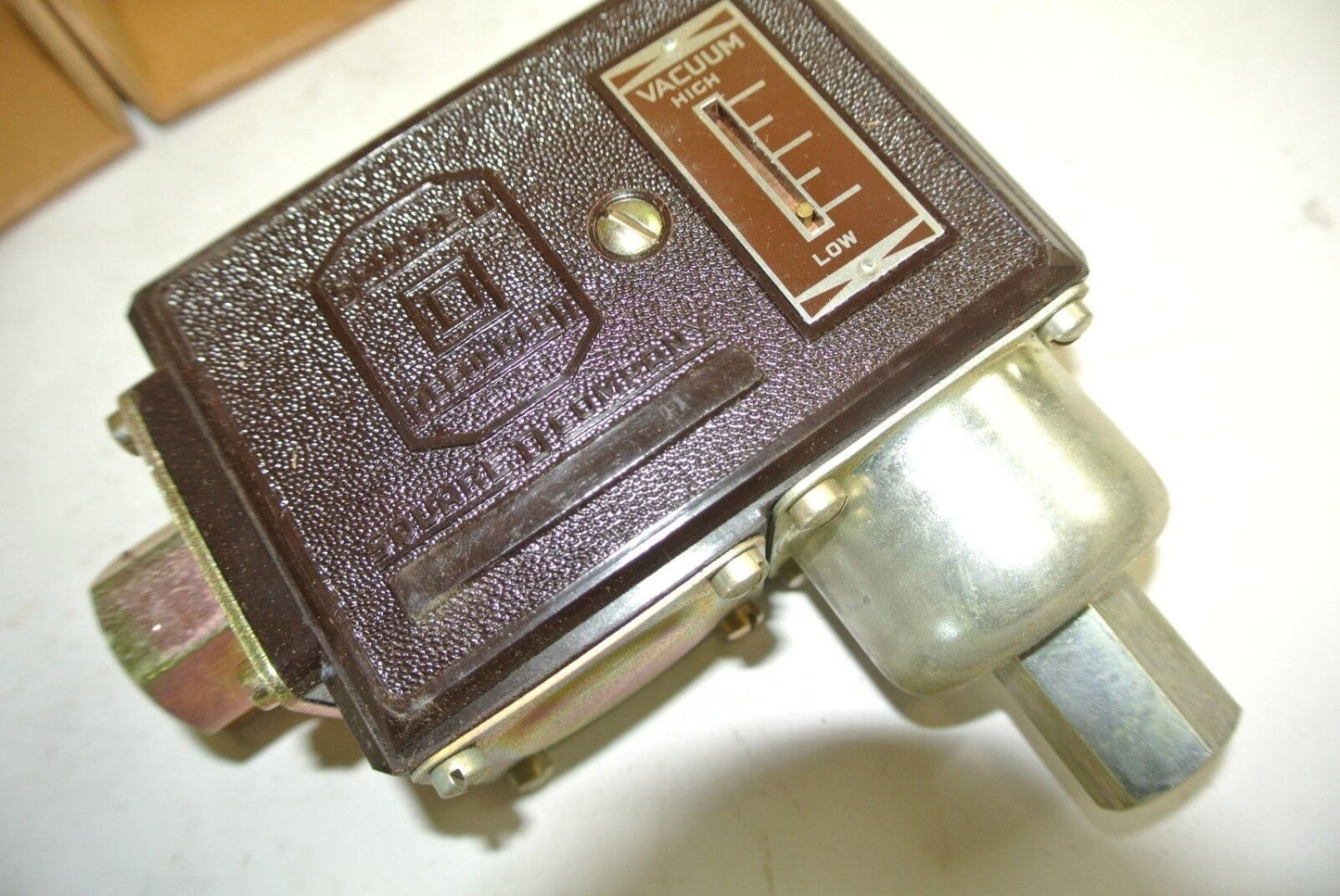 SQUARE D 9016 BSG-1 VACUUM SWITCH - OPEN - 3", CLOSE 7" - NEW SURPLUS