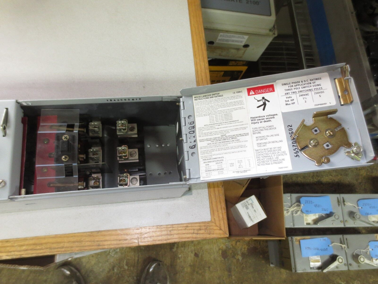 CHALLENGER FCST3211R TWIN PANELBOARD SWITCH - 30A, 240V, 3-POLE