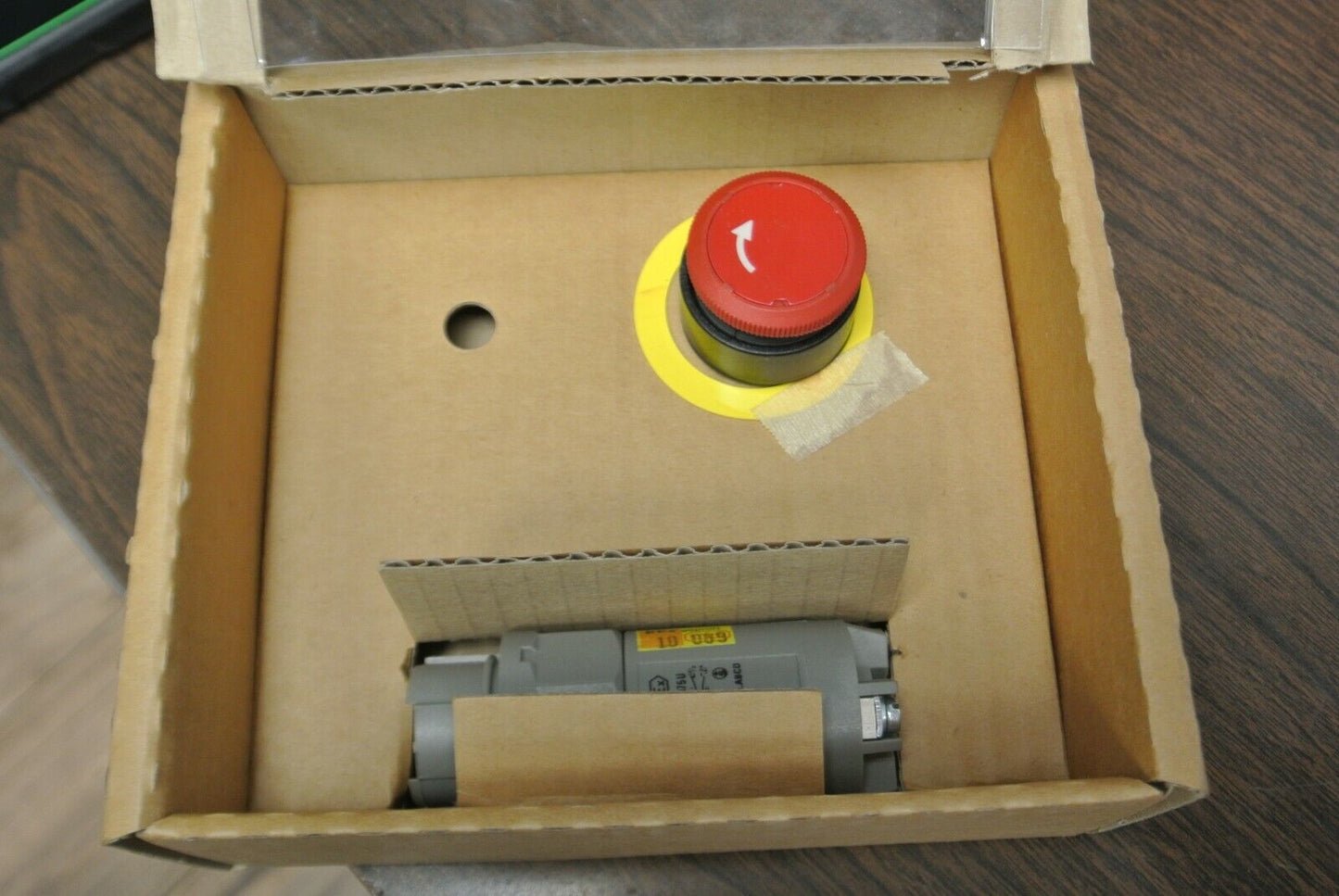 KILLARK 8003/40 PUSHBUTTON SWITCH / IEC 30.5 SERIES / 500V, 6A / NEW SURPLUS