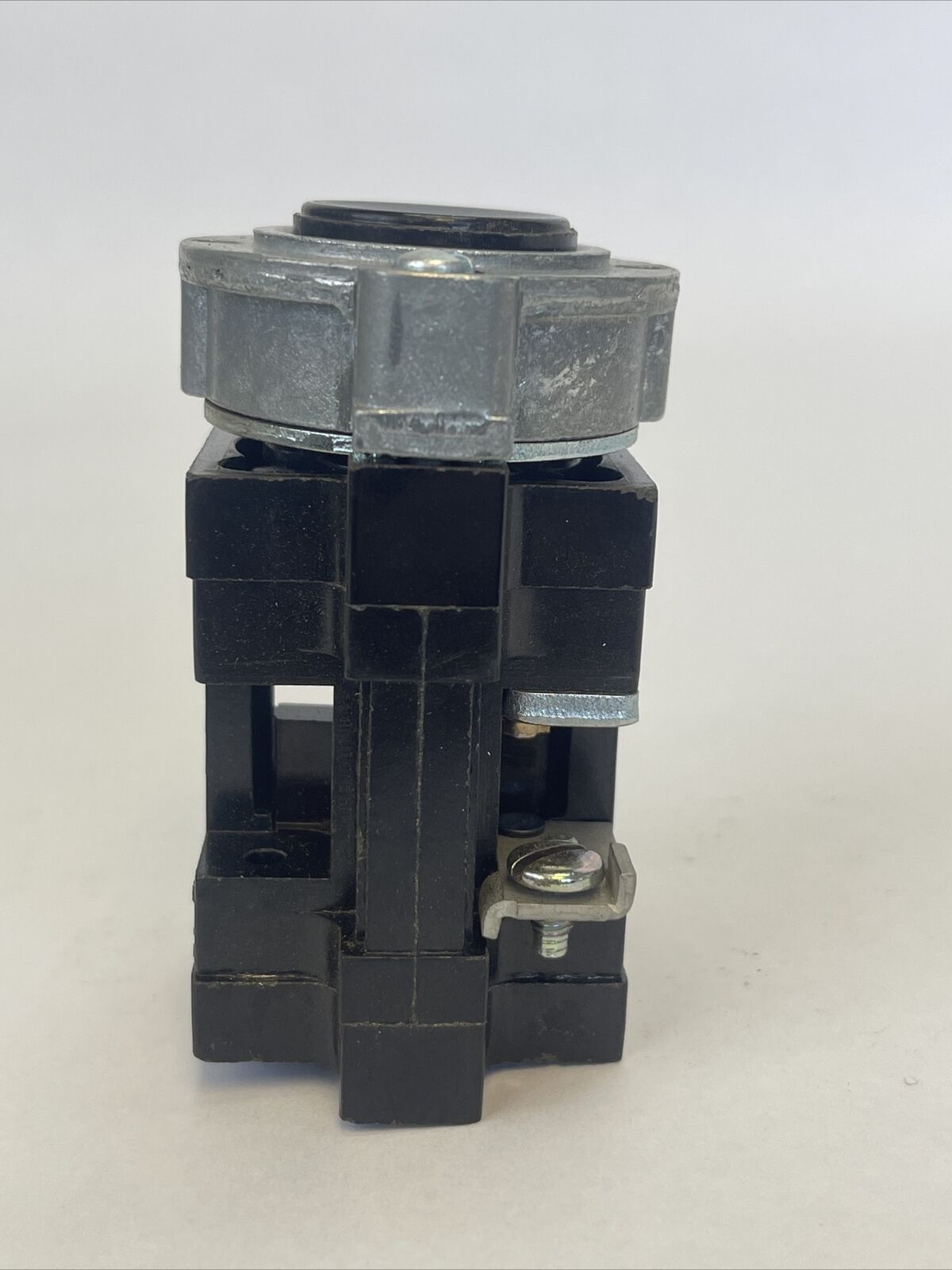 CUTLER HAMMER 10250H479-12 1076 PUSHBUTTON OPERATOR BLACK P.B. BASE MTG.