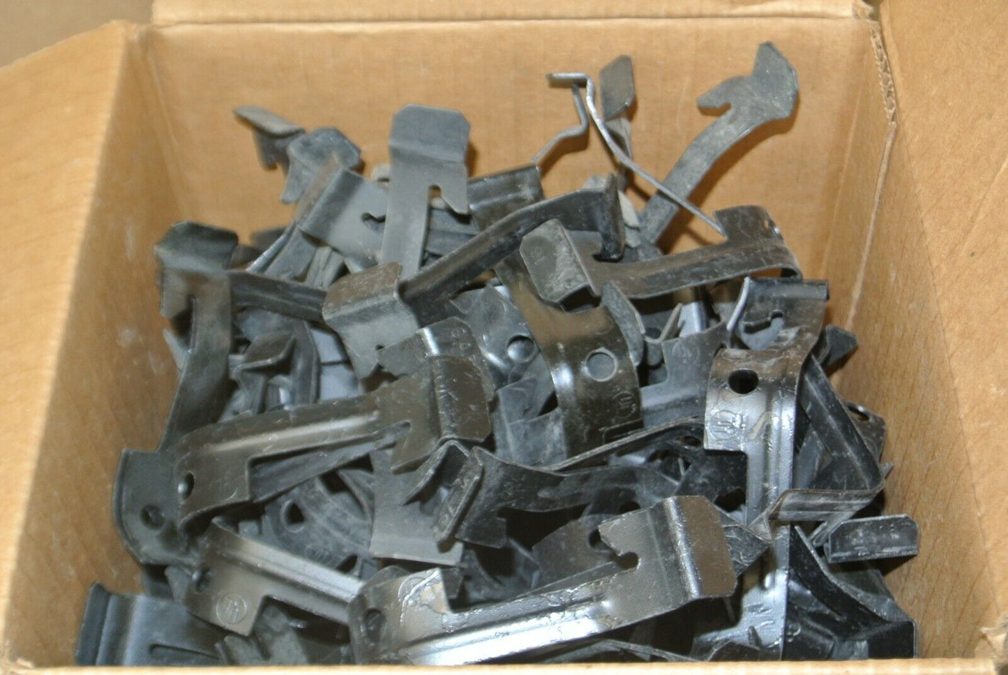 LOT of 98 / ERICO CADDY K16 KON-CLIP / CONDUIT HANGER- NEW SURPLUS - for 1" EMT