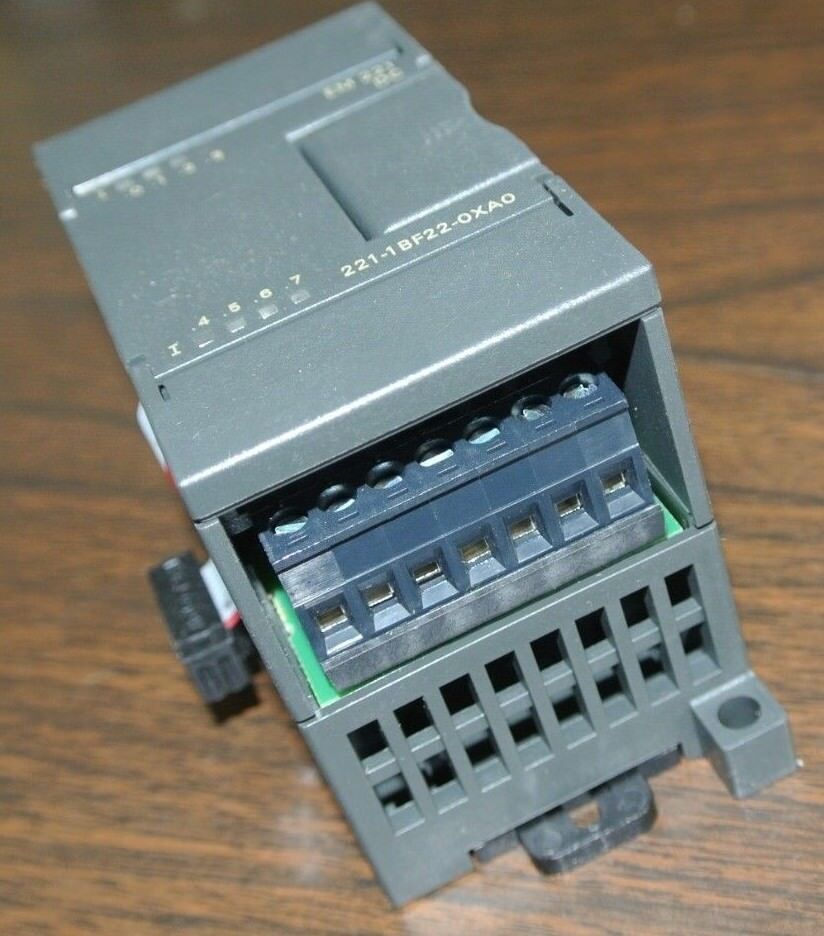 SIEMENS 6ES7 221-1BF22-0XA0 DIGITAL INPUT MODULE 8x24VDC, 15-30V NEW SURPLUS