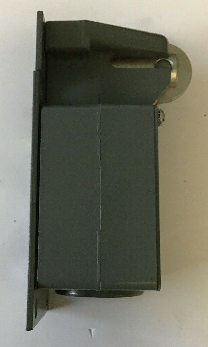 CUTLER HAMMER 10316H10D LIMIT SWITCH 1N.O.-1N.C. PUSH ROLLER