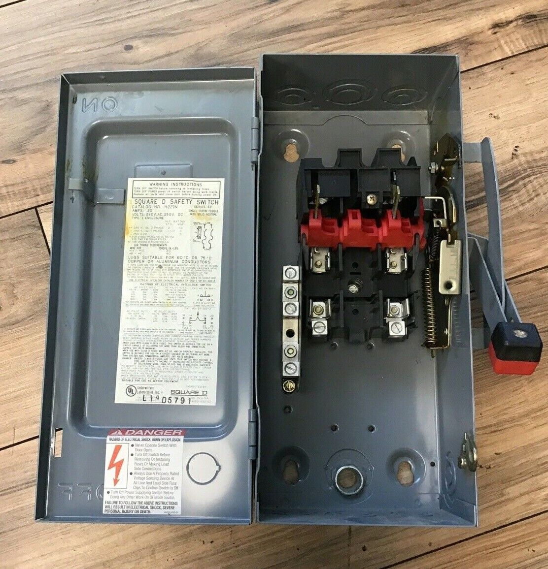 SQUARE D H221N 30A SAFETY SWITCH SER.E2 240VAC/250VDC TYPE 1 FUSIBLE