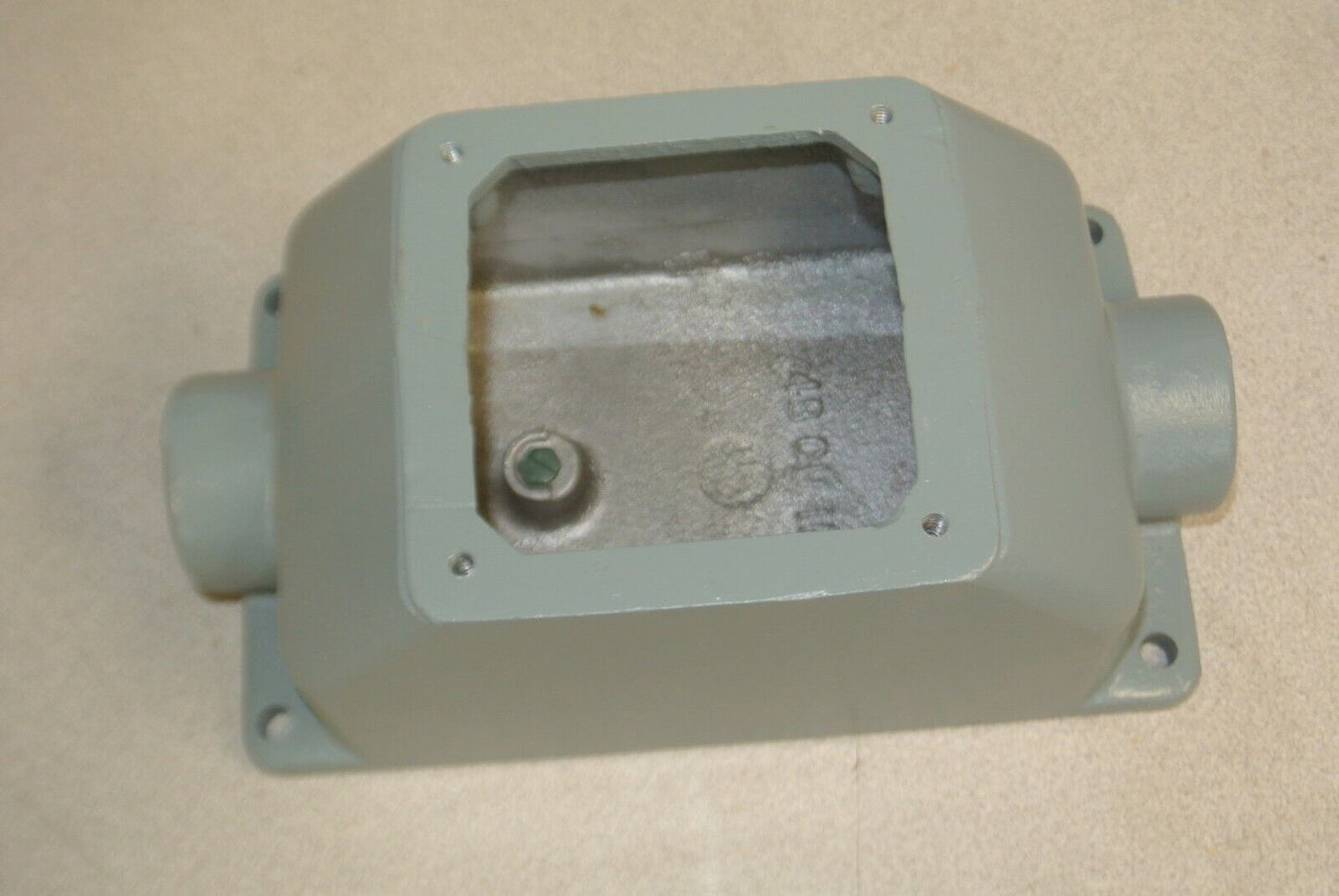 HUBBELL FT-30-2W / BACK BOX, METALLIC / 30A FEED THRU NEW SURPLUS in BOX FT302W