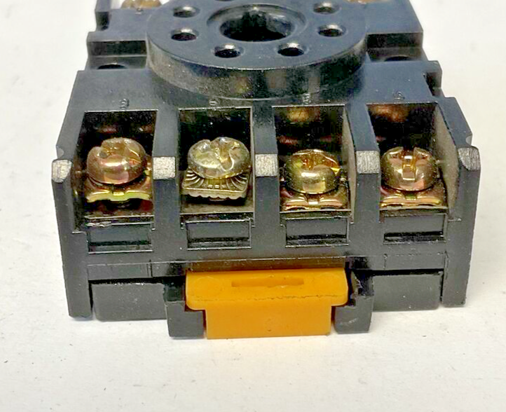 YOUNG ELECTRONICS NDS 8 RELAY SOCKET 10A 300V***LOTOF8***