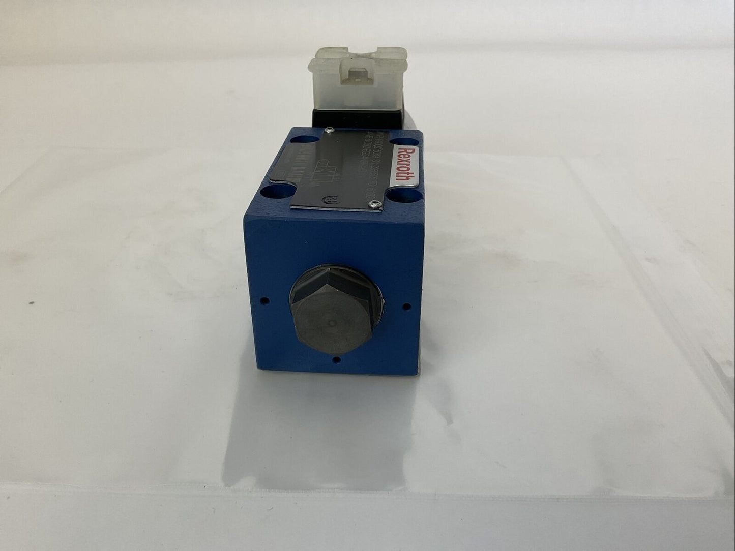 REXROTH R900915069 DIRECTIONAL CONTROL VALVE 24VDC