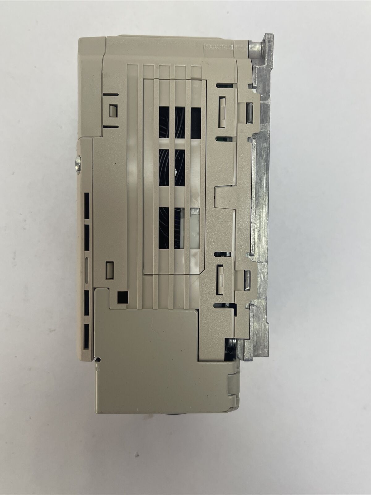 YASKAWA CIMR-VUBA0002FAA AC DRIVE REV C OUTPUT 0-240VAC 1.9/1.6A 0-400HZ INPUT