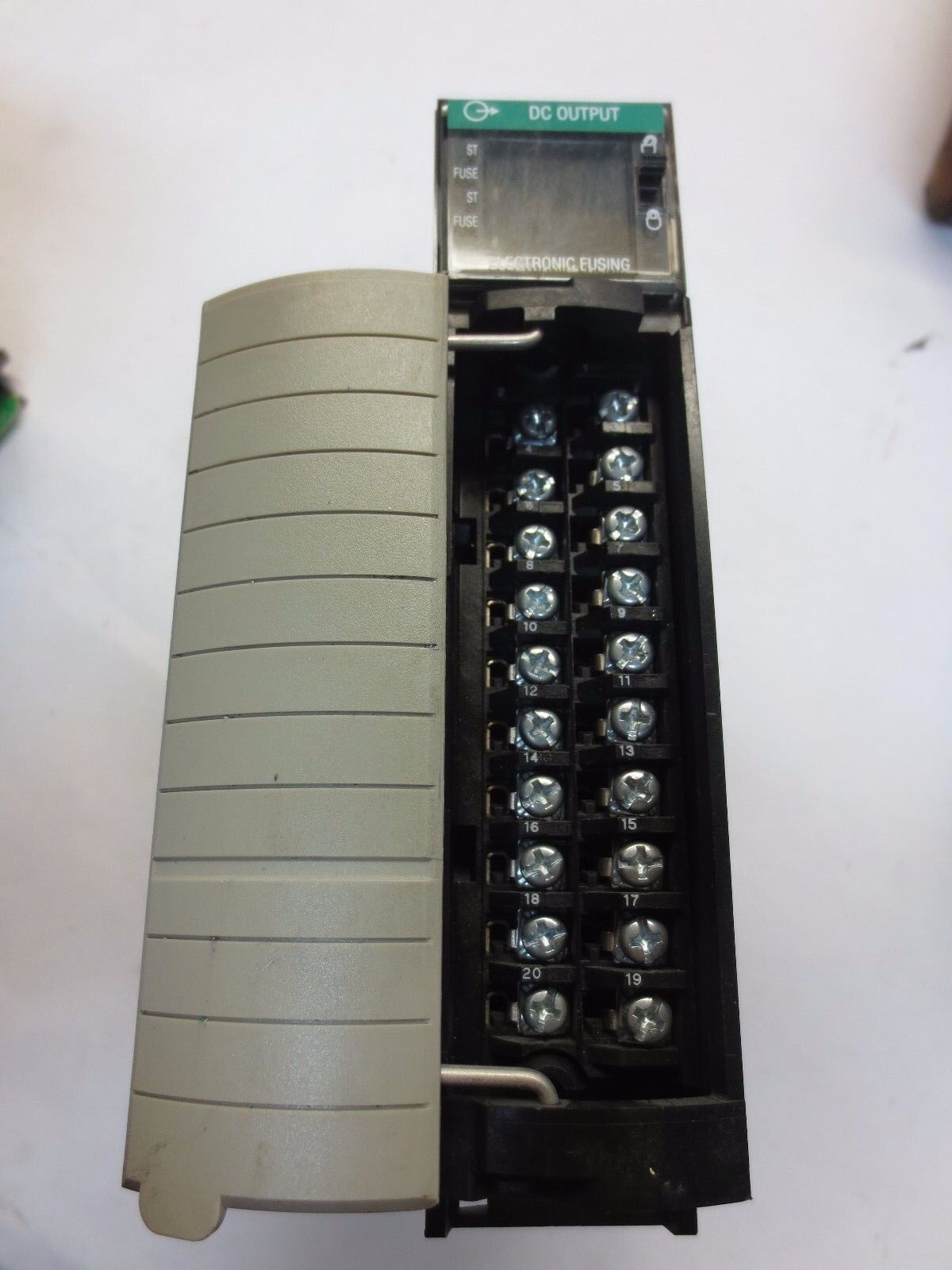 ALLEN-BRADLEY 1756-OV16E/A Ser. A CONTROLLOGIX DC OUTPUT16 PT24VDC SINK 10-30VDC