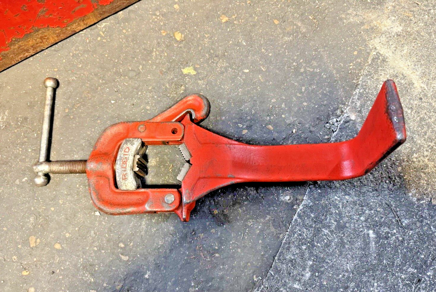 RIDGID - 700-12 - POWER DRIVE PIPE THREADER W/ STAND/BUCKET/DIE HEADS +SEE BELOW