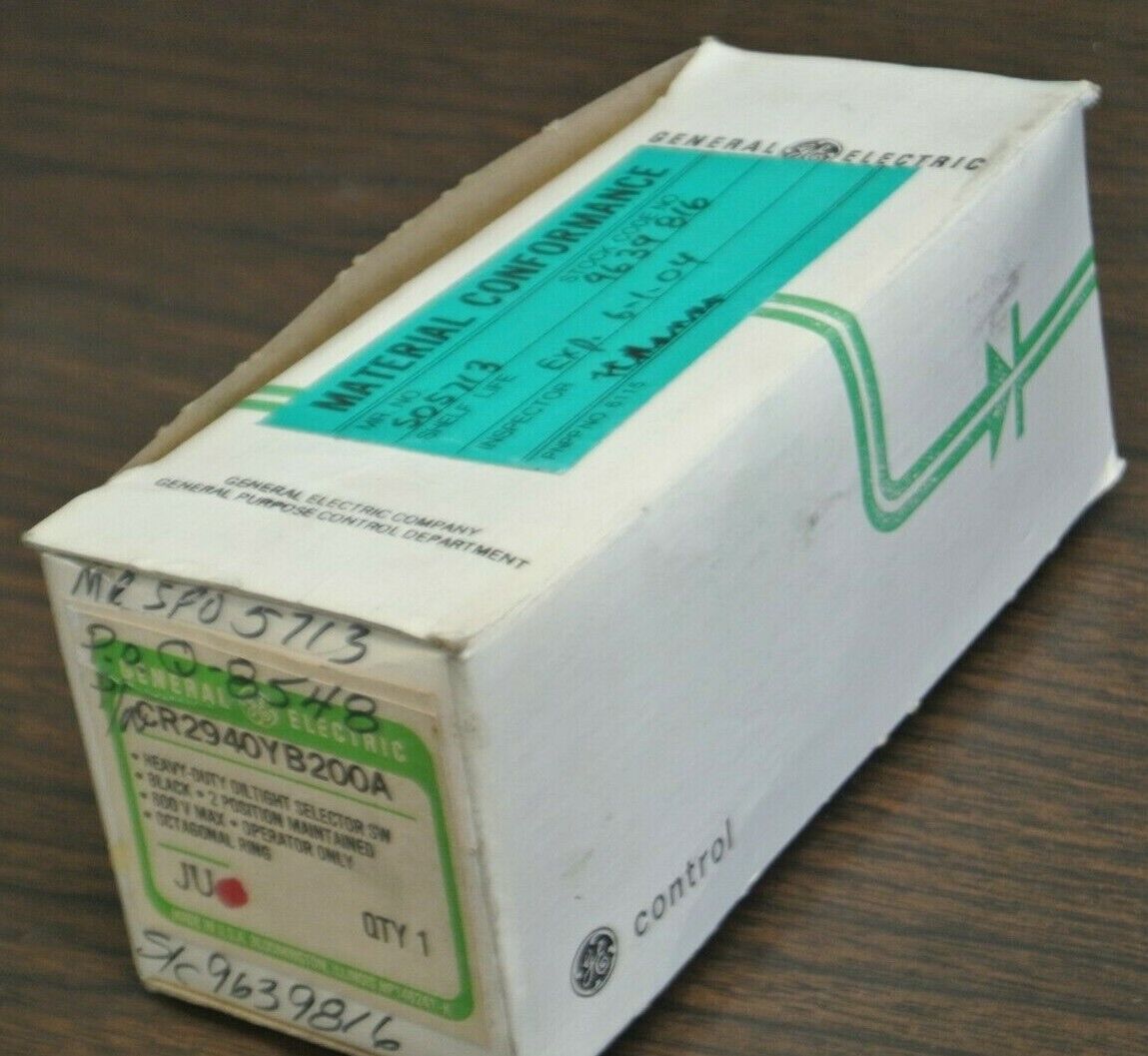 G.E. CR2940YB200A H.D. OILTIGHT SELECTOR SWITCH 2-POS. OPERATOR / NEW SURPLUS