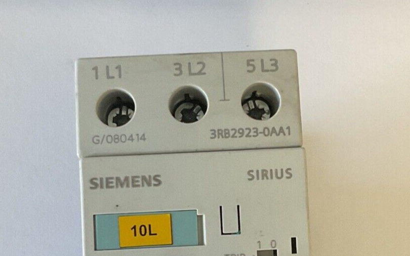 SIEMENS 3RB2026-1SB0 RELAY 600VAC W/3RB2923-0AA1 TERMINAL SUPPORT BRACKET