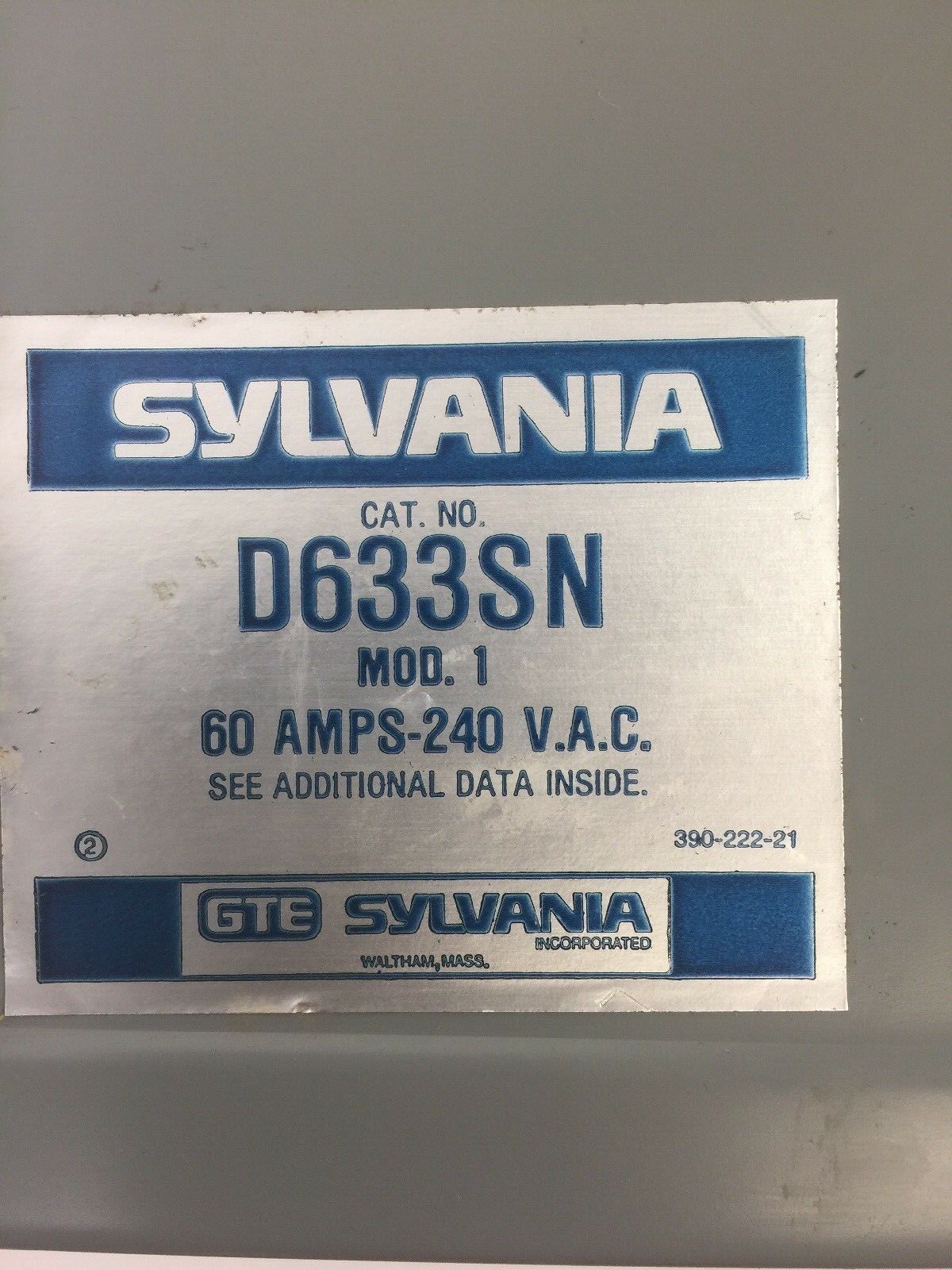 SYLVANIA D633SN FUSIBLE SAFETY SWITCH 60A 240VAC 3 POLE NEMA 1 SURFACE ENCLOSURE