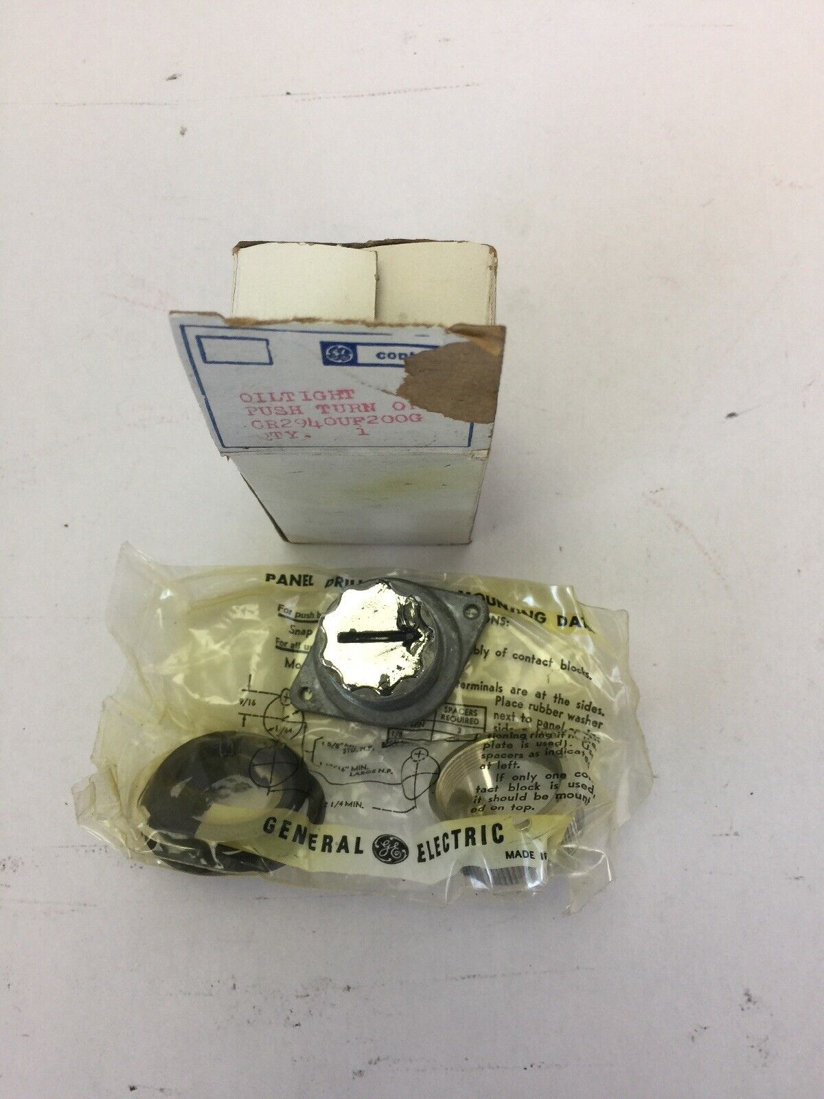 GE CR2940UF200G OILTIGHT PUSH TURN OPER.