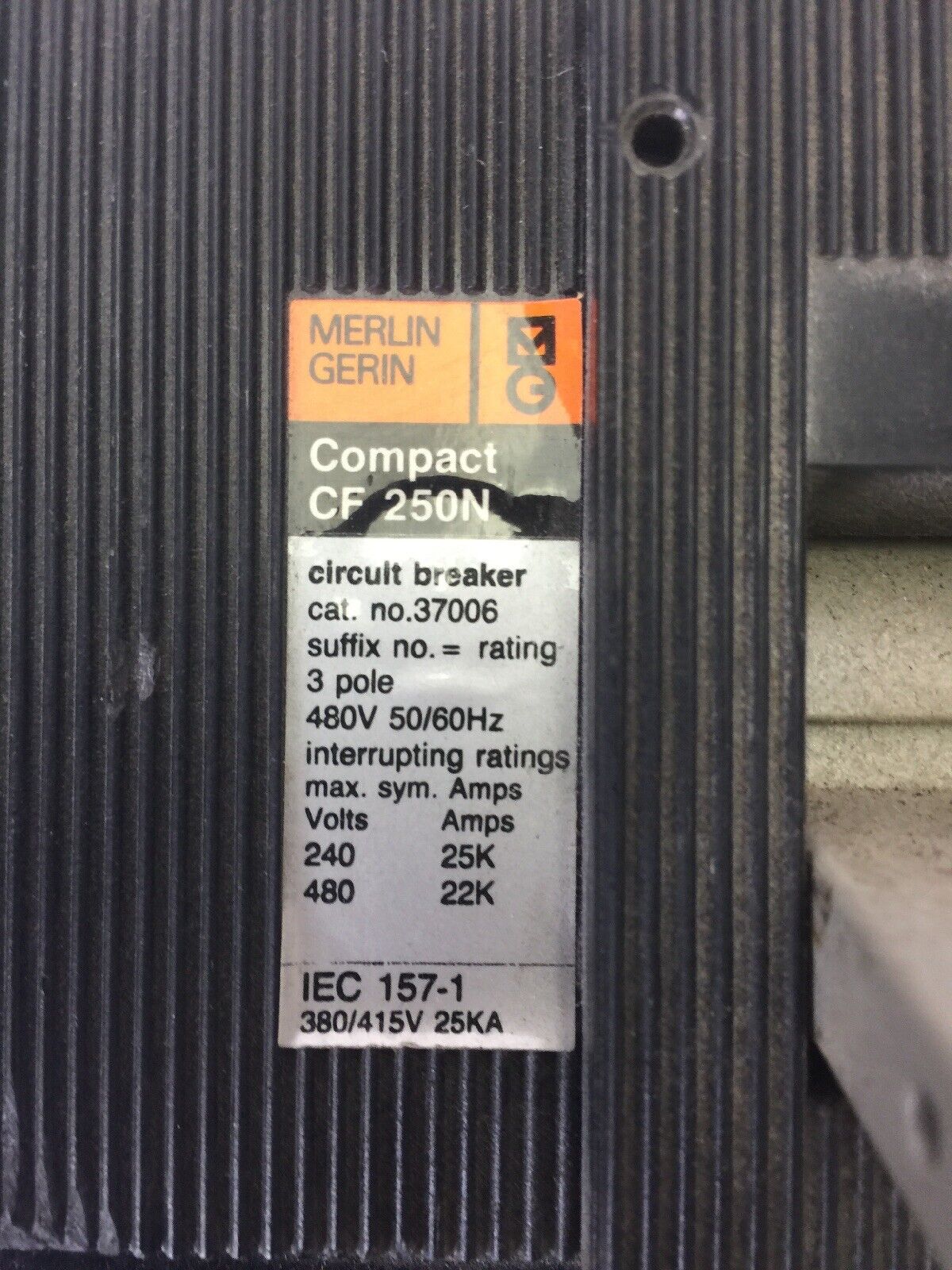 MERLIN GERIN 37006 CIRCUIT BREAKER COMPACT CF250N 480V 60HZ 3 POLE 175A NO TRIP
