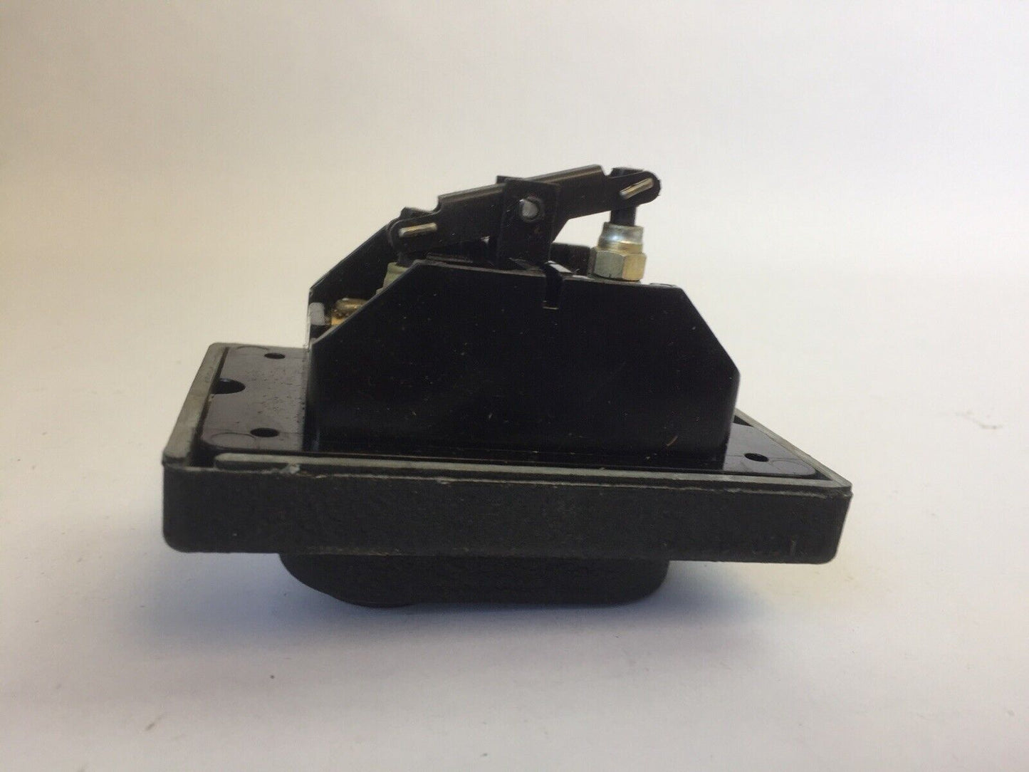 REES 00580-001 PUSHBUTTON SWITCH BLACK AUTO ON AUTO OFF