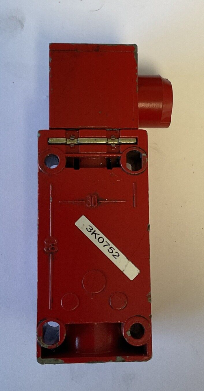 TELEMECANIQUE XCS-B803 SAFETY SWITCH 3A 240V 6KV