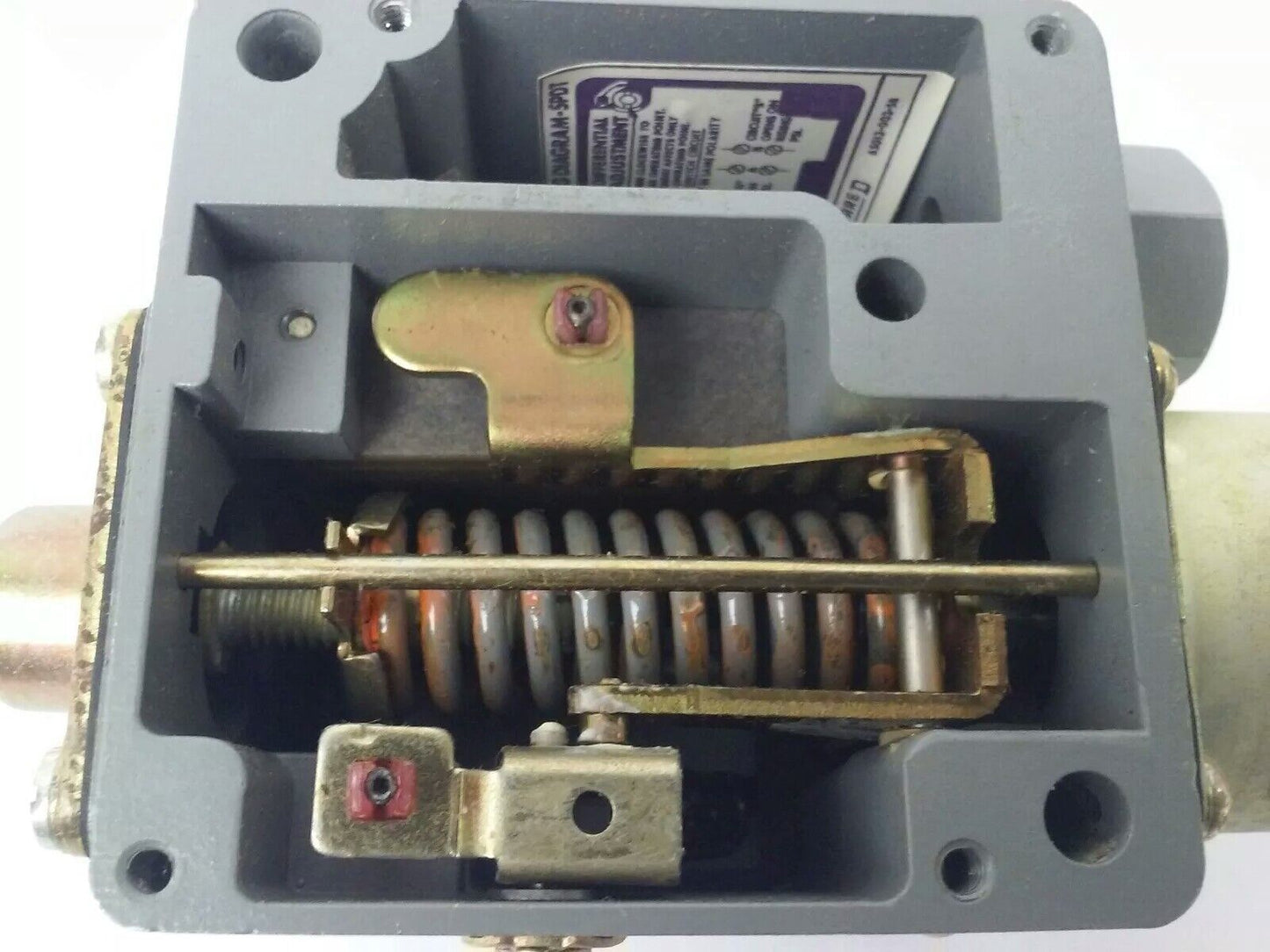 SQUARE D 9012 ACW5S38 SER.B, PRESSURE SWITCH, SET 40-44 PSI, FORM V, 9012 ACW5,