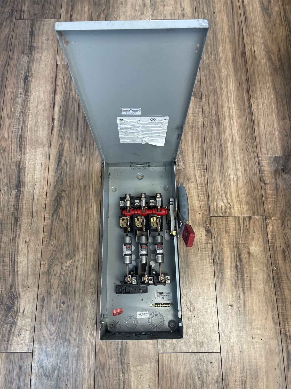 GE TH3363R MODEL 11 FUSIBLE SAFETY SWITCH 100A 600VAC 250VDC 30HP 3P TYPE 3R