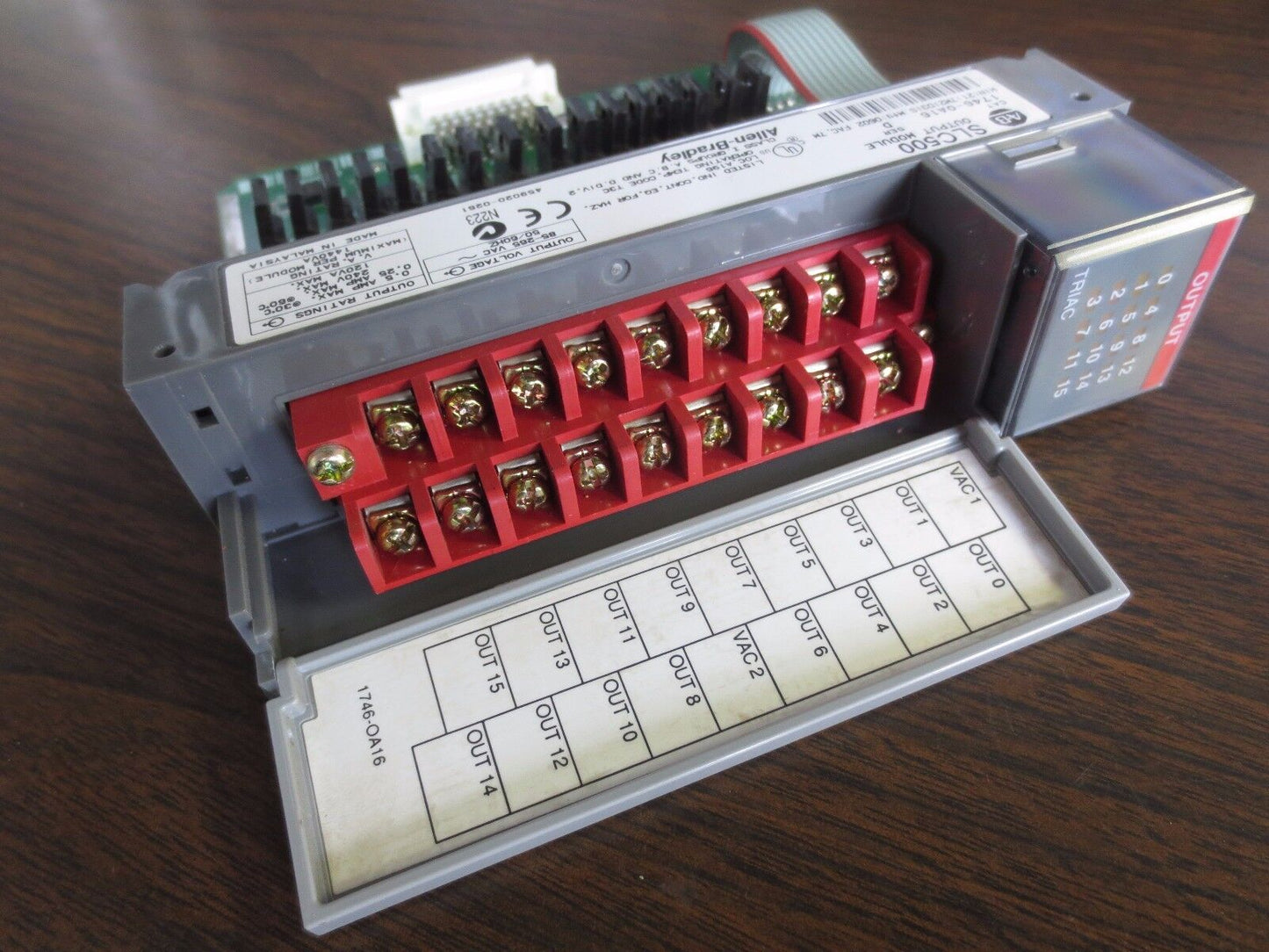 ALLEN-BRADLEY 1746-OA16 Ser. D - OUTPUT MODULE for SLC500