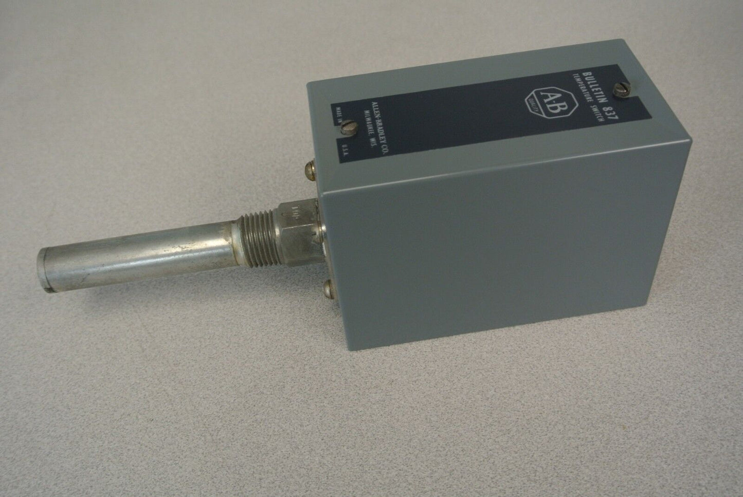ALLEN-BRADLEY 837-AT11-JMC TEMPERATURE SWITCH / 90-200° F / NEW SURPLUS