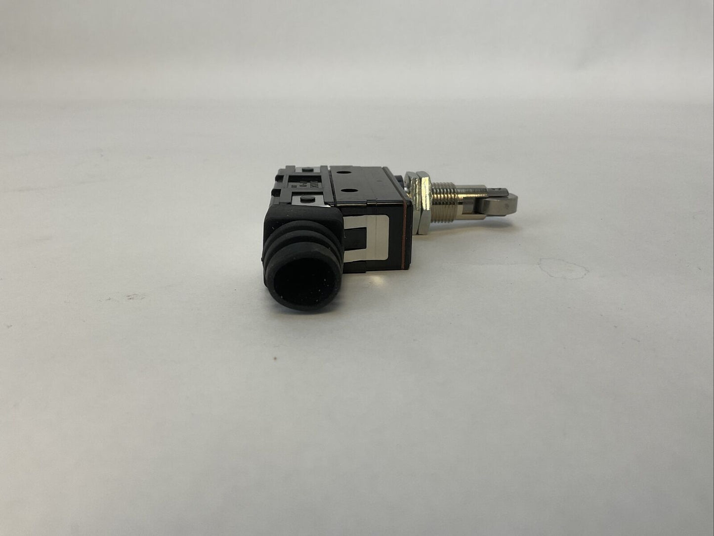 OMRON Z-15GQ22A55-B5V LIMIT SWITCH 15A 125/250/480VAC